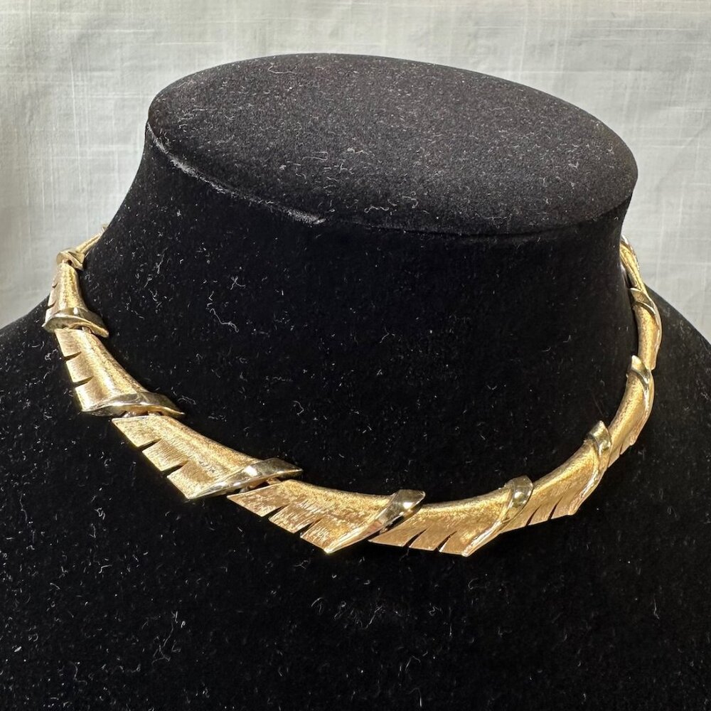 Vintage Trifari Gold Tone Abstract Feather Linked Choker Necklace